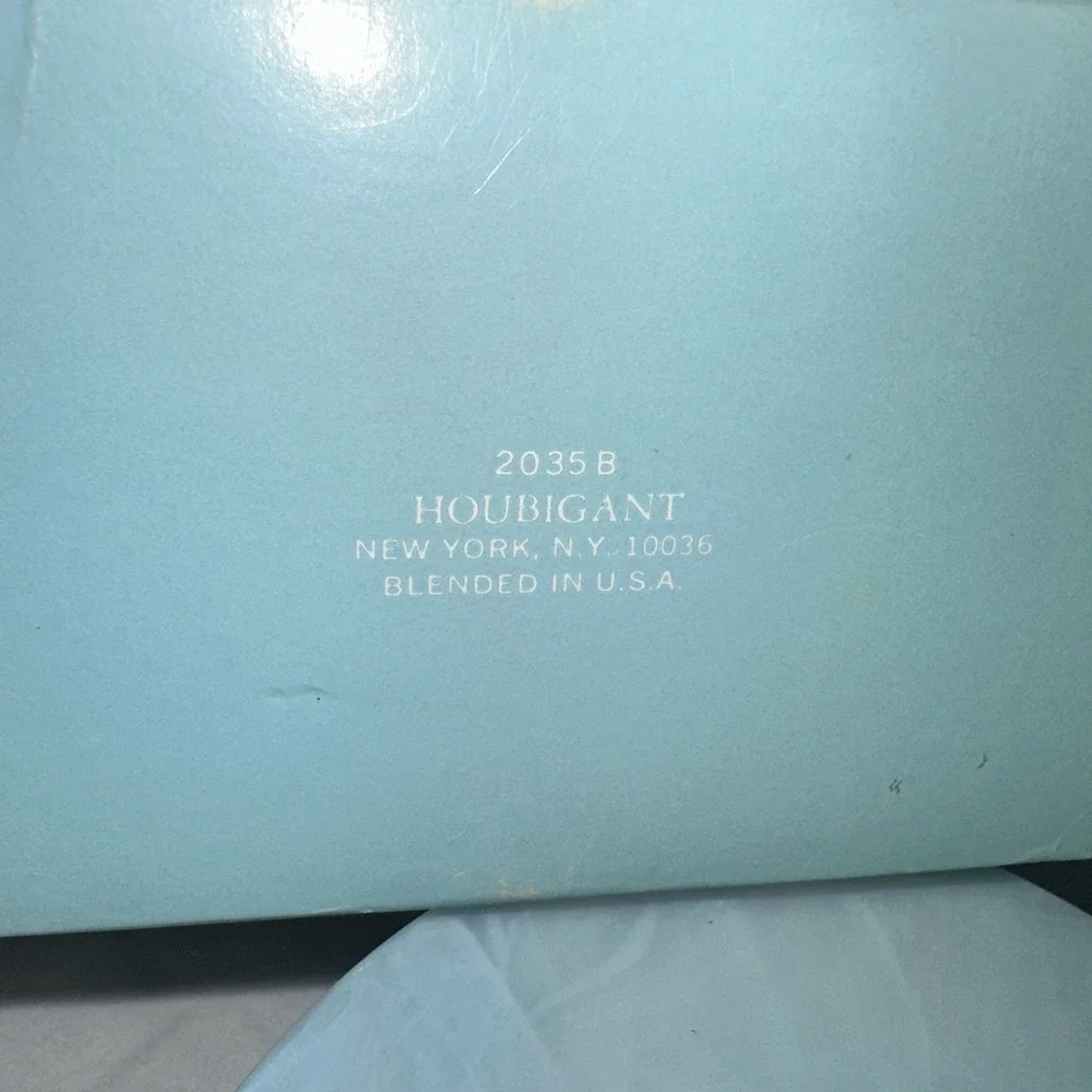 Vintage Houbigant Queiques Fleurs Dusting Powder‎